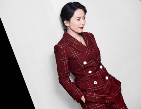 俞飞鸿时尚穿搭示范：优雅连衣裙搭配减龄短发