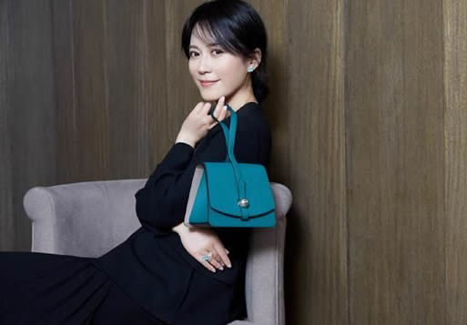 俞飞鸿时尚穿搭示范：优雅连衣裙搭配减龄短发