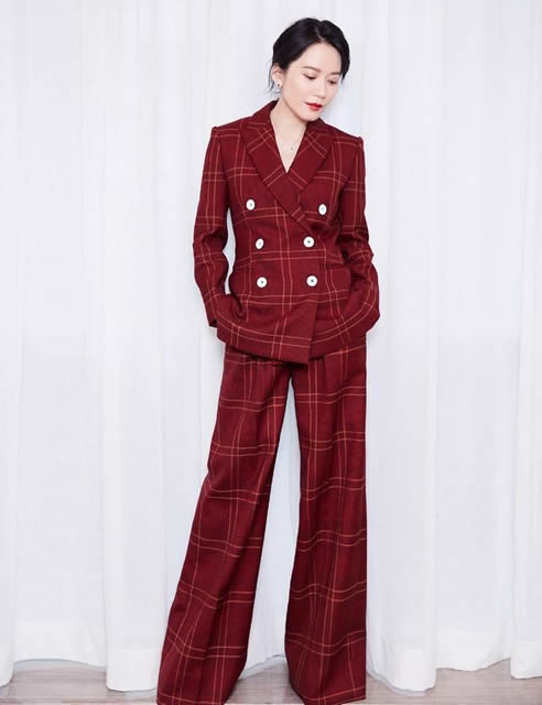 俞飞鸿时尚穿搭示范：优雅连衣裙搭配减龄短发