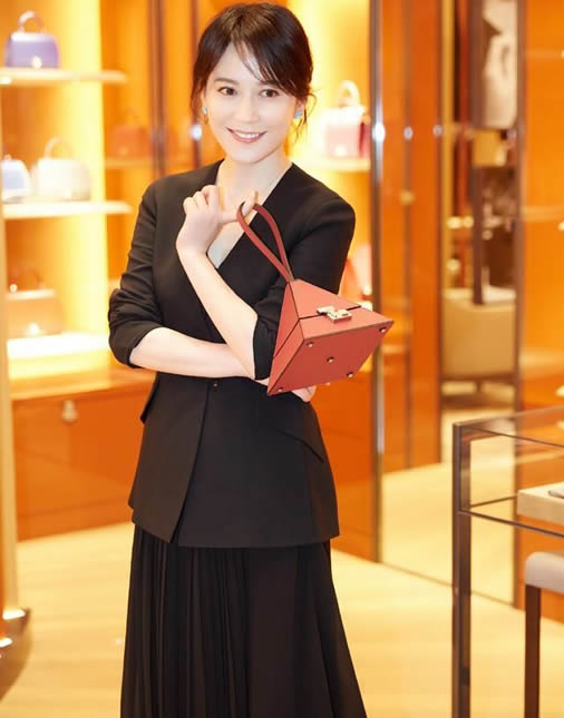 俞飞鸿时尚穿搭示范：优雅连衣裙搭配减龄短发