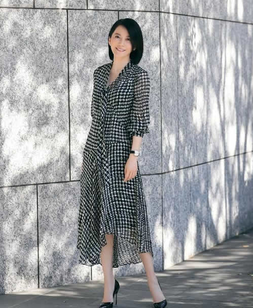 俞飞鸿时尚穿搭示范：优雅连衣裙搭配减龄短发