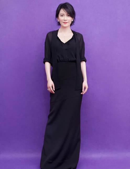 俞飞鸿时尚穿搭示范：优雅连衣裙搭配减龄短发