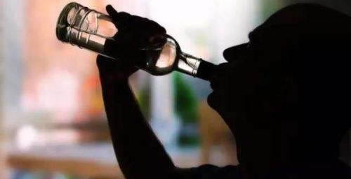 爸爸锻炼儿子酒量让其喝2两白酒:小孩子能喝酒吗 爸爸锻炼儿子酒量让其喝2两白酒:小孩子能喝酒吗