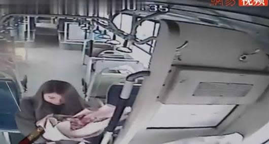 女乘客捧花示爱被拒真相曝光：有图有真相视频过程