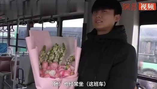 女乘客捧花示爱被拒真相曝光：有图有真相视频过程