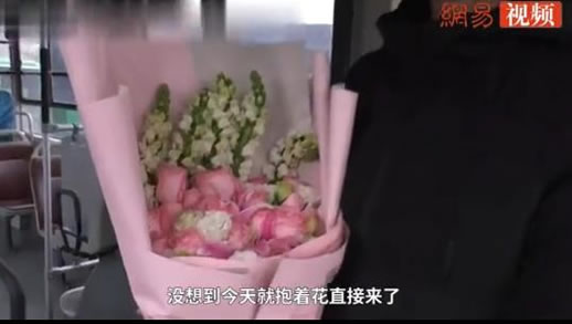 女乘客捧花示爱被拒真相曝光：有图有真相视频过程