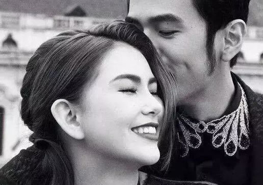 周杰伦晒儿女正面照片：一儿一女一左一右令人羡慕