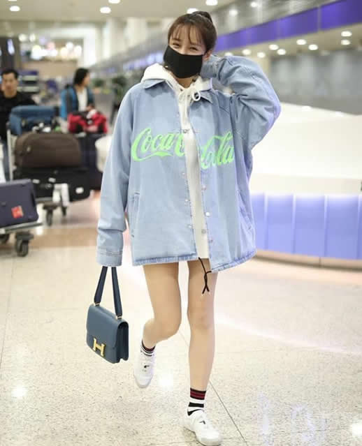 沈梦辰晒雪中美照：白色毛绒外套青春减龄笑容甜