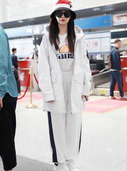 沈梦辰晒雪中美照：白色毛绒外套青春减龄笑容甜