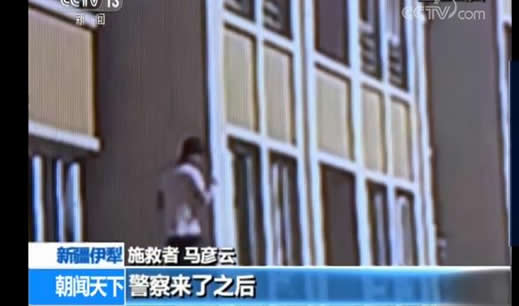 短袖哥勇救男童详情过程画面：正所谓远亲不如近邻