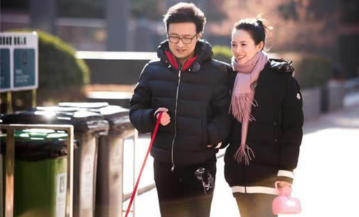 章子怡汪峰遛狗照片曝光:甜蜜说笑(揭2人恋爱经历) 章子怡汪峰遛狗照片曝光:甜蜜说笑(揭2人恋爱经历)