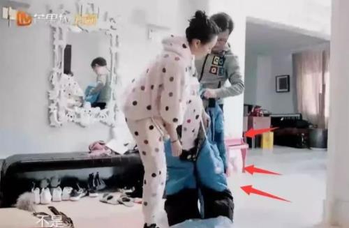 章子怡连体羽绒服试穿画面:章子怡疑惑该怎么上厕所 章子怡连体羽绒服试穿画面:章子怡疑惑该怎么上厕所
