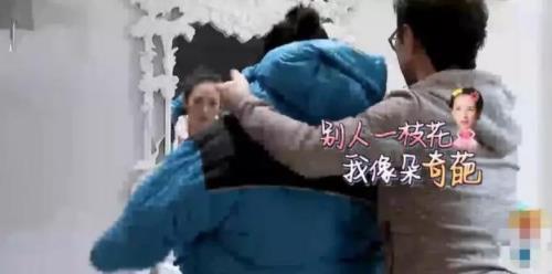 章子怡连体羽绒服试穿画面:章子怡疑惑该怎么上厕所 章子怡连体羽绒服试穿画面:章子怡疑惑该怎么上厕所