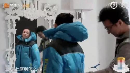 章子怡连体羽绒服试穿画面:章子怡疑惑该怎么上厕所 章子怡连体羽绒服试穿画面:章子怡疑惑该怎么上厕所