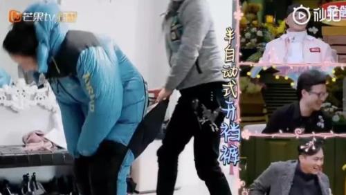 章子怡连体羽绒服试穿画面:章子怡疑惑该怎么上厕所 章子怡连体羽绒服试穿画面:章子怡疑惑该怎么上厕所
