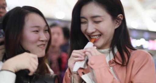 江疏影机场吃辣条什么情况:江疏影机场吃辣条图片 江疏影机场吃辣条什么情况:江疏影机场吃辣条图片