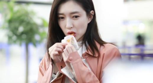 江疏影机场吃辣条什么情况:江疏影机场吃辣条图片 江疏影机场吃辣条什么情况:江疏影机场吃辣条图片