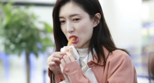 江疏影机场吃辣条什么情况:江疏影机场吃辣条图片 江疏影机场吃辣条什么情况:江疏影机场吃辣条图片