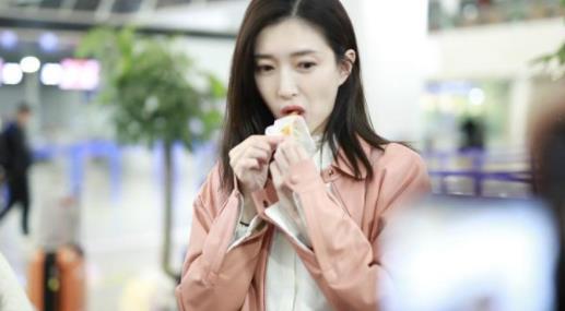 江疏影机场吃辣条什么情况:江疏影机场吃辣条图片 江疏影机场吃辣条什么情况:江疏影机场吃辣条图片