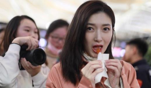 江疏影机场吃辣条什么情况:江疏影机场吃辣条图片 江疏影机场吃辣条什么情况:江疏影机场吃辣条图片