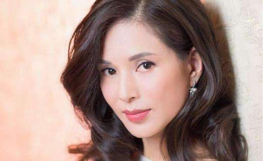 李若彤异国街头自拍风韵气质:李若彤年龄多大你知道吗 李若彤异国街头自拍风韵气质:李若彤年龄多大你知道吗