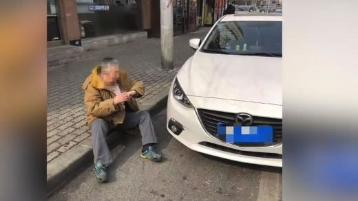 大爷百米冲刺碰瓷照片:大爷这样碰瓷画面我叹服 大爷百米冲刺碰瓷照片:大爷这样碰瓷画面我叹服