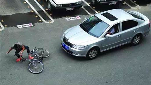 大爷百米冲刺碰瓷照片:大爷这样碰瓷画面我叹服 大爷百米冲刺碰瓷照片:大爷这样碰瓷画面我叹服