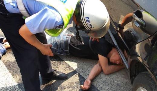 大爷百米冲刺碰瓷照片:大爷这样碰瓷画面我叹服 大爷百米冲刺碰瓷照片:大爷这样碰瓷画面我叹服