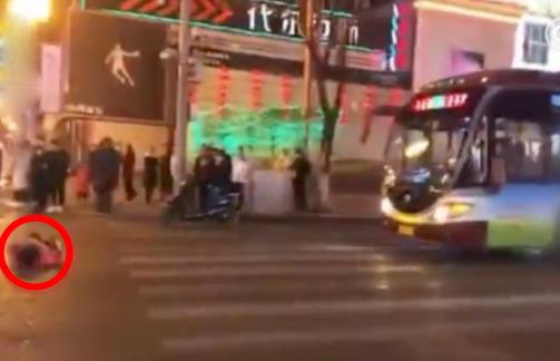 女子翻滚车底碰瓷详情真相:这样碰瓷令人无奈(各种碰瓷) 女子翻滚车底碰瓷详情真相:这样碰瓷令人无奈(各种碰瓷)