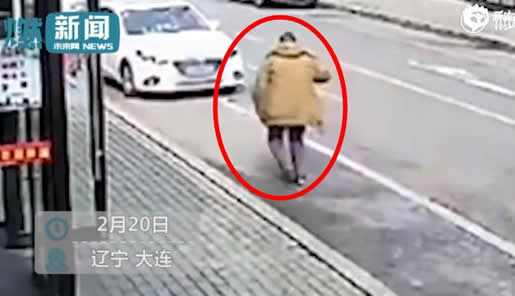 大爷百米冲刺碰瓷过程：女司机无奈这样应对大爷离去