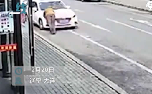 大爷百米冲刺碰瓷过程：女司机无奈这样应对大爷离去