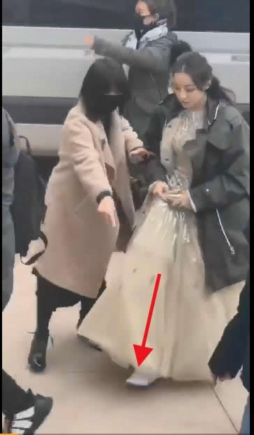 热巴穿礼服配拖鞋照片曝光：真相详情揭晓是怎么回事