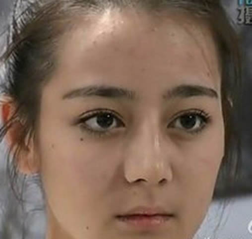 热巴穿礼服配拖鞋照片曝光：真相详情揭晓是怎么回事