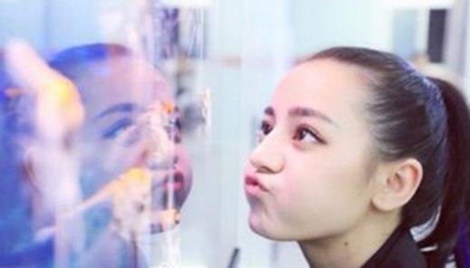 热巴穿礼服配拖鞋照片曝光：真相详情揭晓是怎么回事