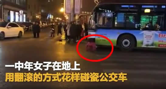 女子翻滚一条街具体原因:女子翻滚一条街画面曝光 女子翻滚一条街具体原因:女子翻滚一条街画面曝光