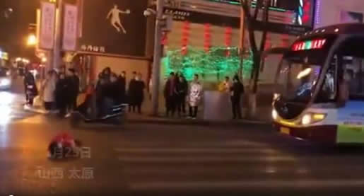 女子翻滚一条街具体原因:女子翻滚一条街画面曝光 女子翻滚一条街具体原因:女子翻滚一条街画面曝光