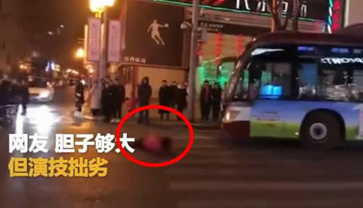 女子翻滚一条街具体原因:女子翻滚一条街画面曝光 女子翻滚一条街具体原因:女子翻滚一条街画面曝光