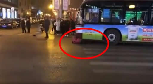 女子翻滚一条街具体原因:女子翻滚一条街画面曝光 女子翻滚一条街具体原因:女子翻滚一条街画面曝光