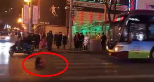 女子翻滚一条街具体原因:女子翻滚一条街画面曝光 女子翻滚一条街具体原因:女子翻滚一条街画面曝光