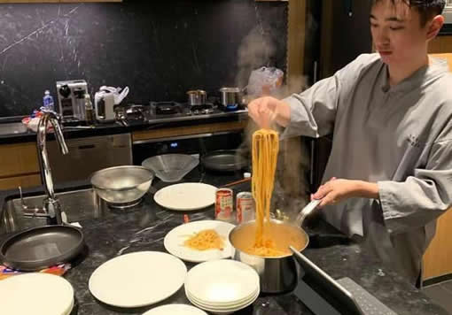 王思聪深夜做面条画面:曝光王思聪日本豪宅内部 王思聪深夜做面条画面:曝光王思聪日本豪宅内部