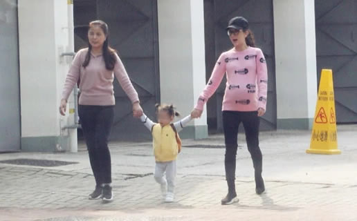 方媛挺巨肚散步:三人行手牵手画面低调又温馨(图) 方媛挺巨肚散步:三人行手牵手画面低调又温馨(图)