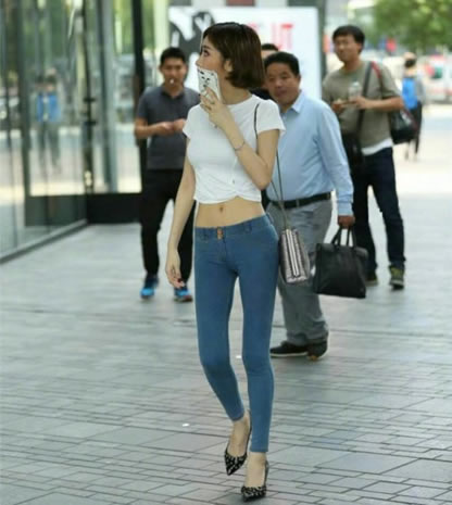 衣服太小，胸怀太大