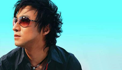 汪峰23岁青涩旧照青涩帅气:宽松上衣搭配黑色皮裤(图) 汪峰23岁青涩旧照青涩帅气:宽松上衣搭配黑色皮裤(图)