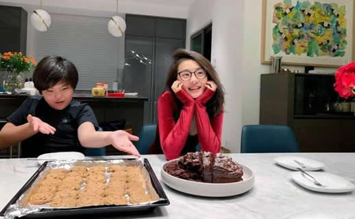 黄磊晒多多做蛋糕 网友:乖巧漂亮但有点成熟(图) 黄磊晒多多做蛋糕 网友:乖巧漂亮但有点成熟(图)