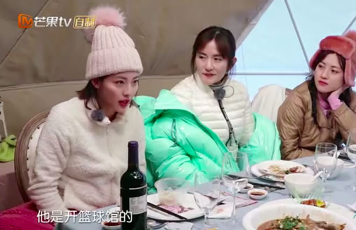 张嘉倪回应买超身份是什么揭晓：买超背景及张嘉倪恋爱经历