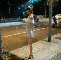 妹纸，大街上秀一字马容易出事故的