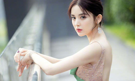 娜扎接到新娘捧花:好友婚礼翩翩起舞揭始末过程 娜扎接到新娘捧花:好友婚礼翩翩起舞揭始末过程