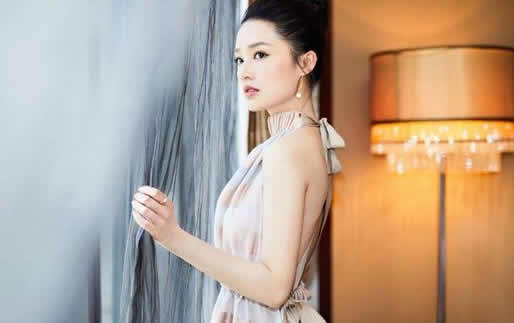 时尚的女明星露背礼服：十大明星性感撩人露背礼服