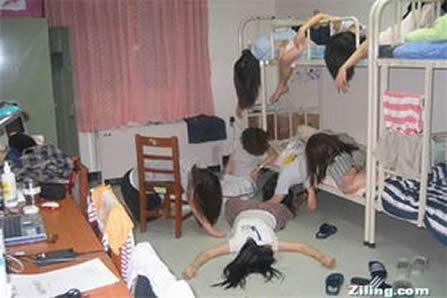 女生宿舍的秘密图片：美好的时刻欢乐无拘无束（图）