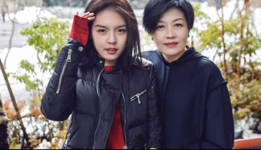 李咏女儿晒泳装照怎么回事:红色泳衣青春靓丽 李咏女儿晒泳装照怎么回事:红色泳衣青春靓丽